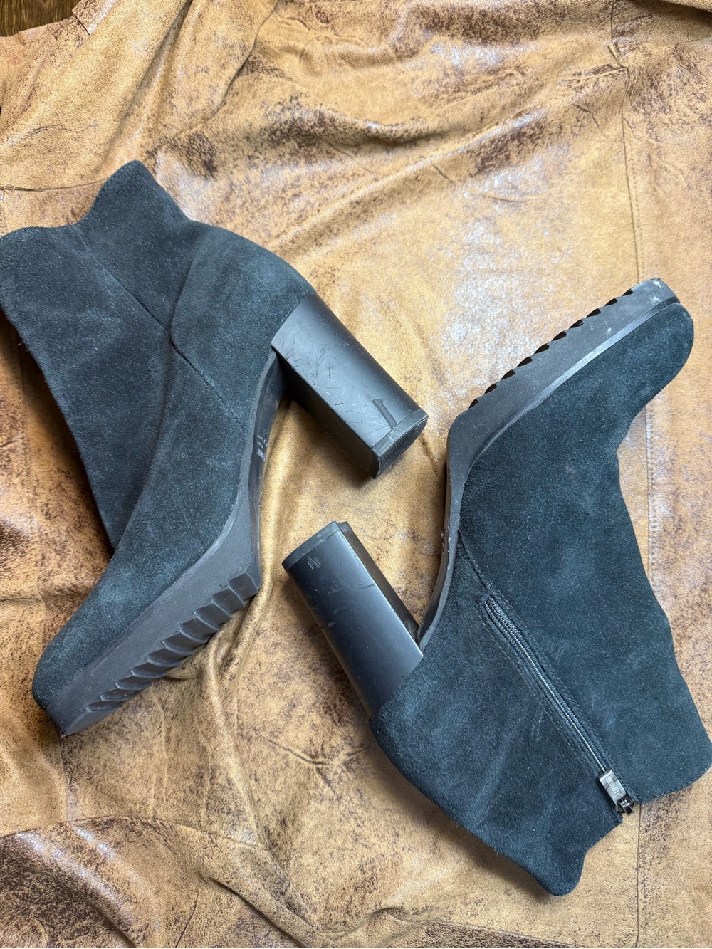 48. La CANADIENNE Black Suede Chunky Heel Ankle Boots